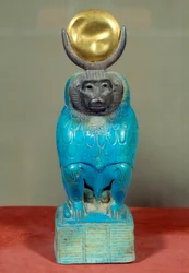 Oud-Egyptische kunst: beeldje van de god Thot als baviaan. Ptolemaeïsche periode (332-30 v.Chr.). Zilver, faience, goud, sculptuur. Uit Hermopolis, Egypte. Hoogte: 0,150 m.