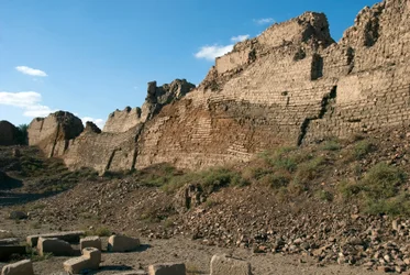 Egyptische oudheid: muren die de site van de tempel gewijd aan Hathor beschermen, Denderah, Egypte