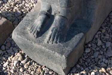 Egyptische oudheid: voetstuk van het standbeeld van de godin Hathor, tempel van Hathor, Denderah, Egypte