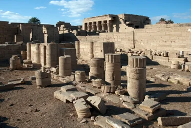 Egyptische oudheid: zuilen van de tempel gewijd aan Hathor, Denderah, Egypte