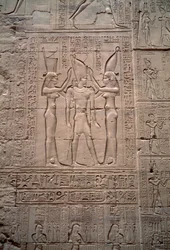 Egyptische oudheid: laag reliëf dat de kroning van koning Ptolemee IV voorstelt. Tempel van Horus, Edfu, Egypte