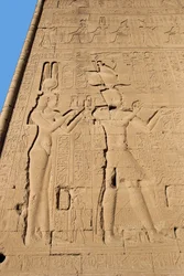 Egyptische oudheid: reliëf van de achterwand van de tempel gewijd aan de godin Hathor, met Cleopatra en Caesarion