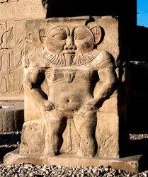 Egyptische oudheden: de godheid Bes. Detail van een laagreliëf van de aan de godin Hathor gewijde tempel. Tempel van Hathor, Dendera, Egypte
