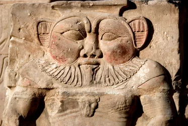 Egyptische oudheden: de godheid Bes. Detail van een bas-reliëf van de tempel gewijd aan de godin Hathor. Tempel van Hathor, Dendera