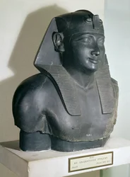 Fragment van een Egyptische stijl standbeeld van Ptolemaeus I, 305-283 v.Chr.