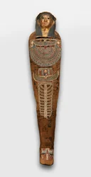 Mummie van Nesmin met plantenkrans, mummiemasker en andere kartonnage-elementen, 200-30 v.Chr.
