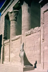 Uitzicht op de zandstenen gevel van de Tempel van Horus