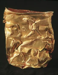 Beker versierd met gevleugelde stier en monsters met adelaarskoppen, uit Marlik, Iran
