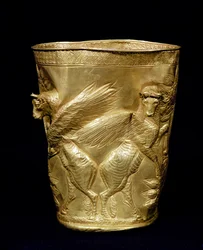 Beker versierd met gevleugelde stieren die een boom flankeren, uit Marlik, Iran, c.12e-11e eeuw v.Chr. (goud)