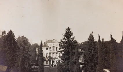 Album van de Eerste Wereldoorlog in Friuli-Venezia Giulia: uitzicht op Villa Brazzà, huis van 17 van het oorlogshospitaal in Soleschiano Manzano, foto genomen vanaf de kerktoren, 01-04/1916