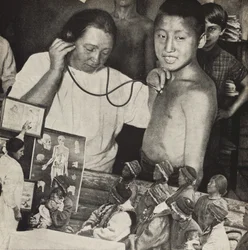 Geneeskunde in de USSR. Illustratie uit USSR Bouwt Socialisme, 1933