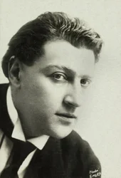 Portret van Sacha Guitry (foto)