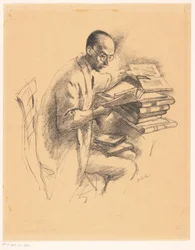 Man achter een bureau vol boeken