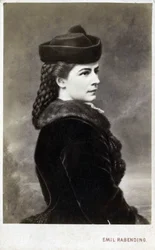 Portret van Elisabeth de Wittelsbach (1837-1898) (Sissi), keizerin van Oostenrijk (1854-1898) en koningin van Hongarije (1867-1898), geboren hertogin in Beieren. (KEIZERIN ELISABETH VAN OOSTENRIJK) Fotografie in de studio van Emil Rabending (1823-1886).