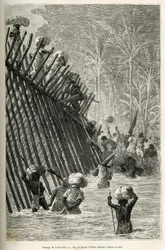 De oversteek van de Lovoi rivier (of rivier van de duivel) (Katanga regio, Congo) door de expeditie, tekening door Emile Bayard, ter illustratie van de reis door Afrika, van Zanzibar (Tanzania) naar Benguela (Angola), van 1873 tot 1876, door Britse command
