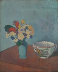 Vaas met bloemen en beker