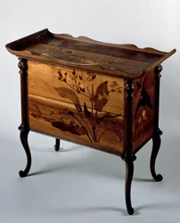 Art Nouveau commode met polychrome inleg en blad