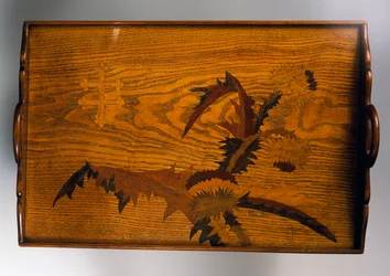 Houten dienblad met ingelegd disteldecor, vervaardigd door Émile Gallé (1846-1904), 40 x 42 cm, Frankrijk, 20e eeuw