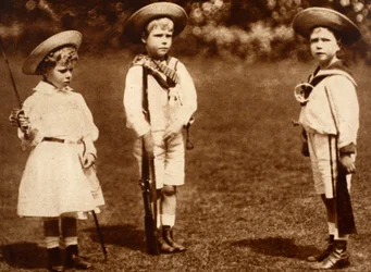 De jonge koning Eduard VIII die zijn broers en zussen, de hertog van York en de Princess Royal, oefent, ca. 1899