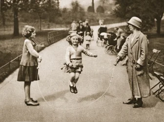 Een meisje dat touwtje springt in Hyde Park of Kensington Gardens, uit Wonderful London, gepubliceerd 1926-27