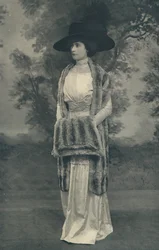 Elegante chinchilla stola, met gevormde bijpassende mof, ook gemaakt in mol, eekhoorn en zeehond geverfde muskusrat (zwart-wit foto)