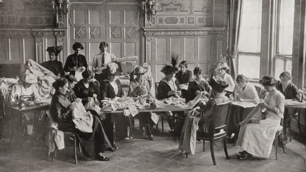 Een dames Rode Kruis naaibijeenkomst in Claridge