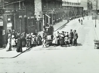 Een straatorganist in Putney, Londen, 1886