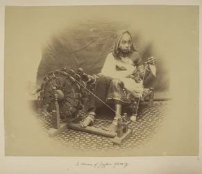 Een vrouw uit Jeypore aan het spinnen, c.1890