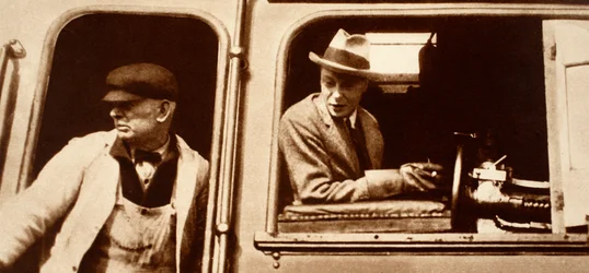 Een machinist draagt over aan koning Edward VIII in Canada, jaren 1920