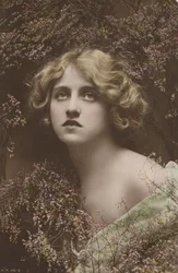 Mooi meisje, omringd door wat lijkt op heide