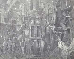 Blackwall Tunnel: een groep arbeiders staat in de luchtsluis, 1894