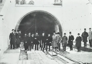 Blackwall Tunnel: inspectie van het onderwatergedeelte door hoogwaardigheidsbekleders, 1895