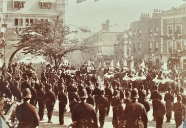 Blackwall Tunnel: praal als de Prins van Wales, later Koning Edward VII, en Prinses Alexandra de ceremoniële opening van de tunnel bijwonen, 1897