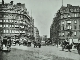 Charing Cross, Westminster: Northumberland Avenue vanaf Trafalgar Square en Charing Cross, 1890