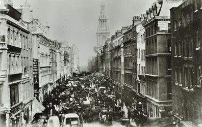 Cheapside, kijkend naar het oosten naar Bow Church, City of London, 1880