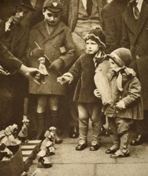 Kinderen verdringen zich rond een straatverkoper, Holborn