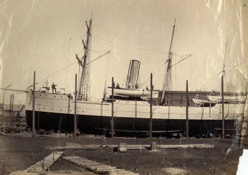Chinese belastingkruiser "Li Kin" of haar zusterschip "Kai Pan" op de helling klaar voor lancering, 1888