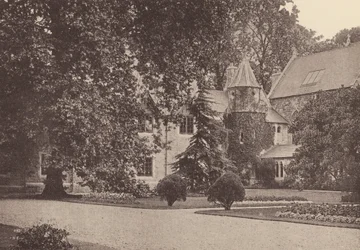 Klooster van het Heilig Hart, Roehampton: Oostkant van het terras en retraitehuis