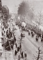 Mensen wachten op toegang tot Westminster Hall tijdens het opbaren van George V, 1936