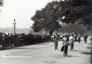 Fietsen in Hyde Park, ca. 1910