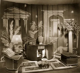 Decoratieve handelsstand op Dorland Hall met hangende textiel, 1940s