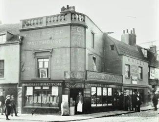 Deptford Broadway: straattafereel met winkelpuien, Londen, 1897