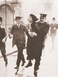 De Arrestatie van Emmeline Pankhurst buiten Buckingham Palace, terwijl ze probeerde de koning te verzoeken, 21 mei 1914