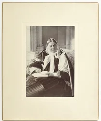 Florence Nightingale, zittend op een bank in de Blauwe Kamer in Claydon House, 1891