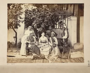 Groep van meesteres en leerlingen van de Government Normal School, Bombay