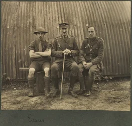 Groep van drie soldaten buiten een Nissan-hut, ca. 1914-18