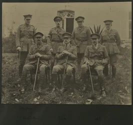 Groepsportret van zeven mannen in militair uniform, 1914-18