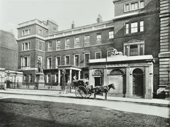 Hansom cab buiten het oorlogsministerie Pall Mall, Willis Collection, 1890