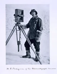 Herbert Ponting (1870-1935) met een cinematografische camera op de Terra Nova-expeditie (1910-13) naar de Zuidpool onder leiding van Kapitein Scott, 1910-12