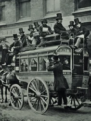 Paard-en-wagen omnibus van London Bridge Railway met passagiers, 1880